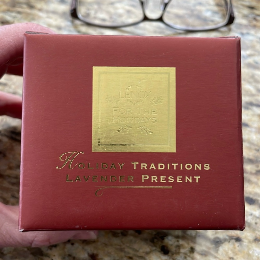 🌎 Lenox Holiday Traditions Lavender Present - Picture 12 of 14